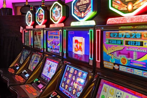 Spielautomaten stehen in einem Casino.