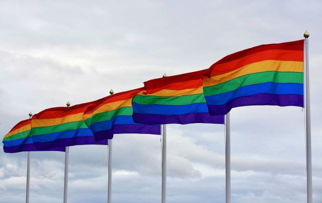 Regenbogenflaggen flattern im Wind.