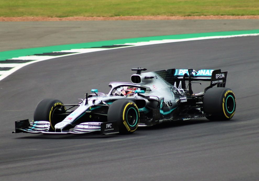 Mobil Mercedes Formula 1 melaju di trek balap.