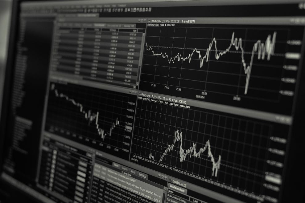 Sebuah monitor menunjukkan pergerakan harga saham.
