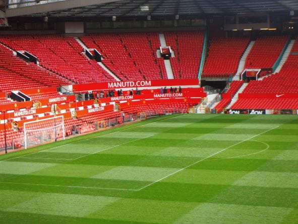 Blick auf das leere Stadion von Manchester United.