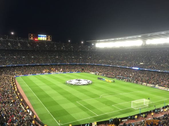 In einem Fußballstadion wird ein Champions League-Spiel ausgetragen.