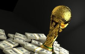 Fußball-WM-Trophäe und jede Menge Dollar.