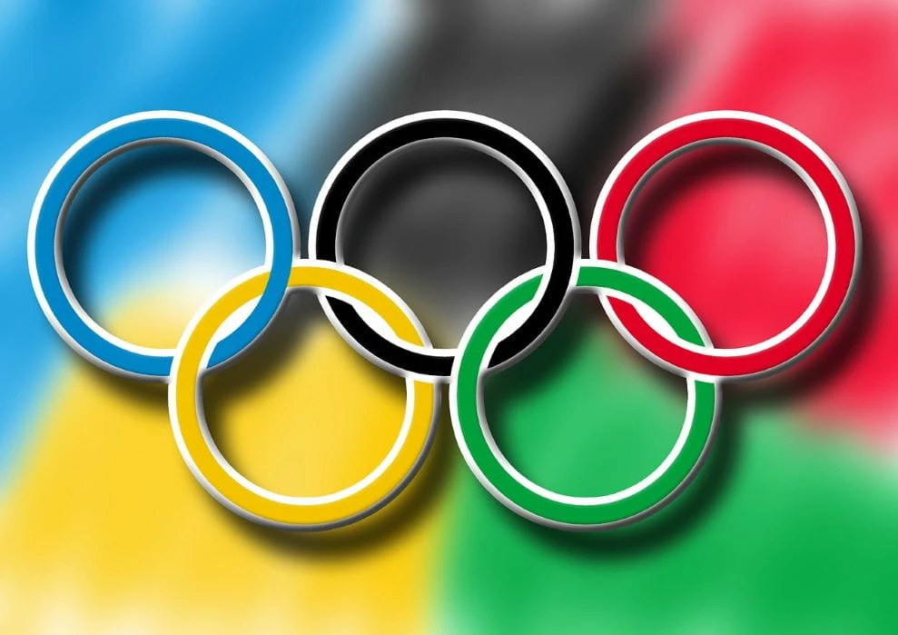 Cincin Olimpiade dapat dilihat.