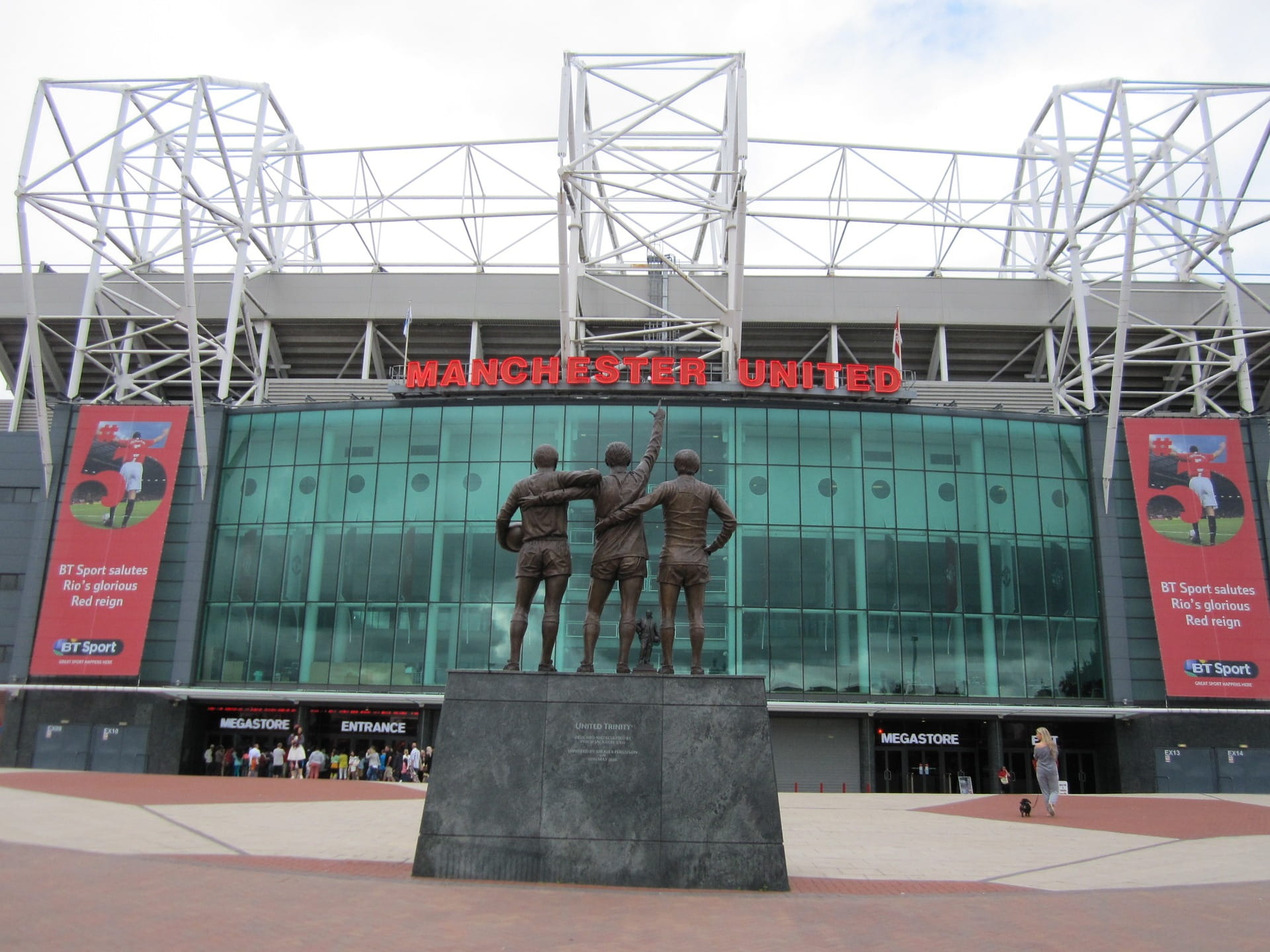 Blick auf den Eingangsbereich des Stadions von Manchester United.