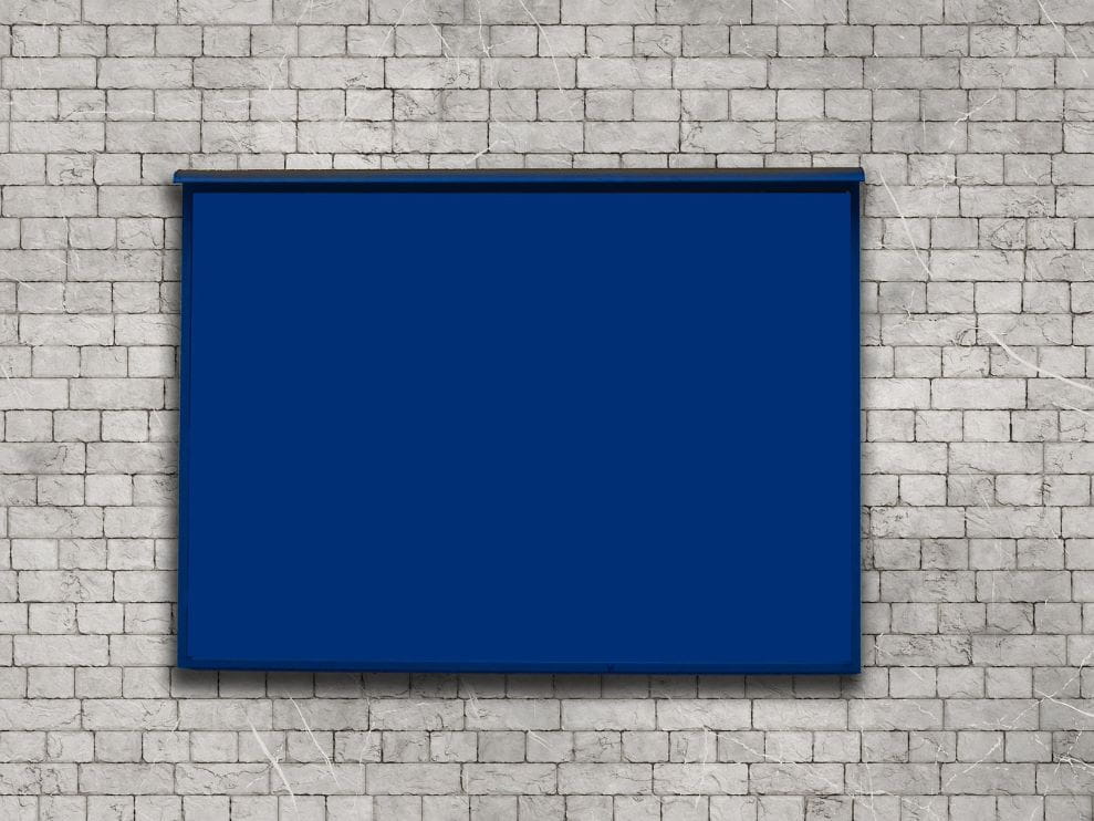 Papan reklame tergantung di dinding.