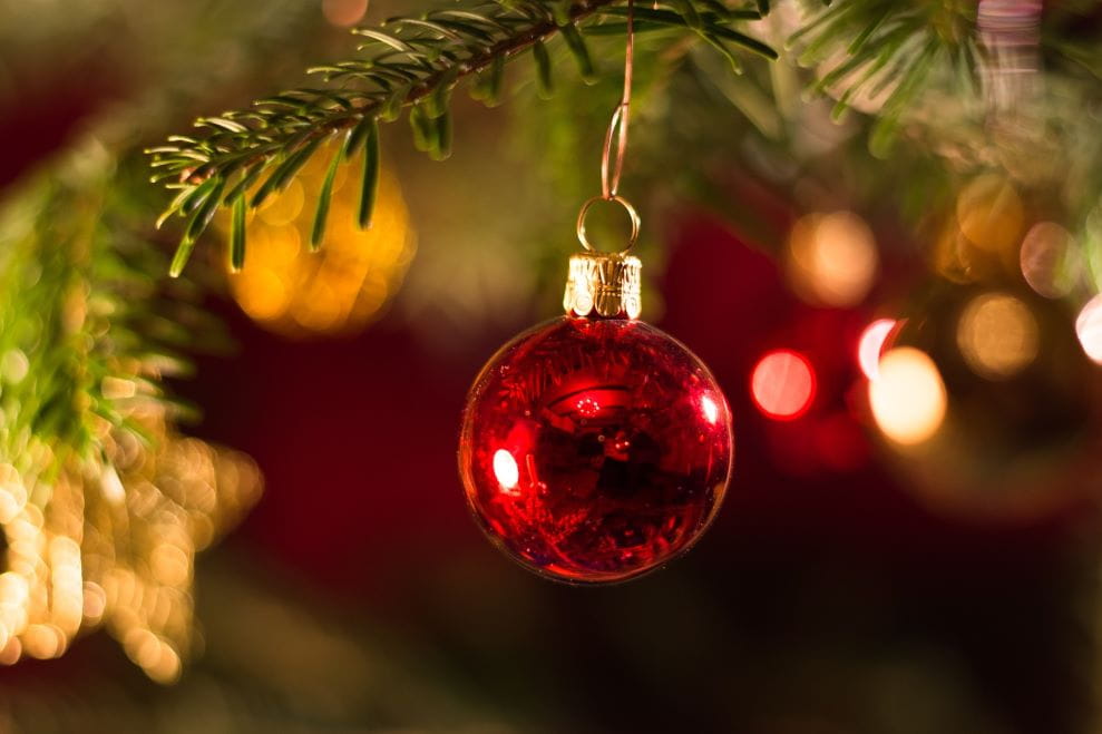 Sebuah perhiasan tergantung di pohon Natal.