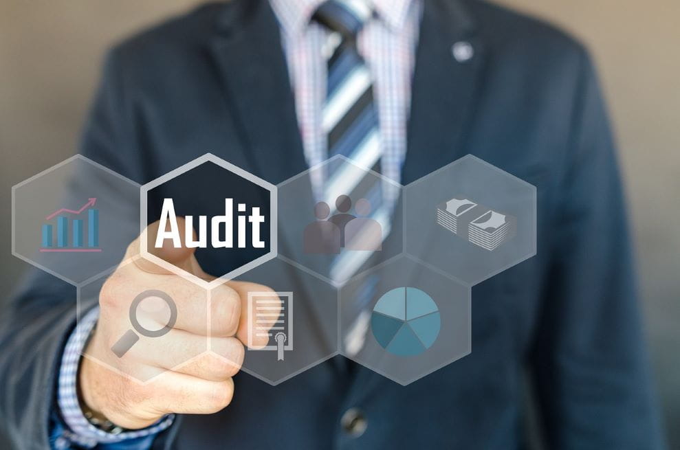 Seseorang memilih tombol audit.