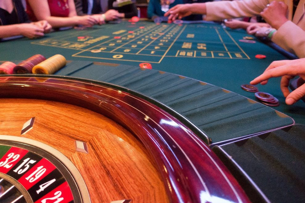Roulette dimainkan di kasino.