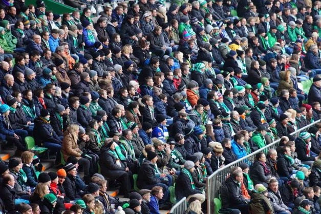 Werder Bremen Fans schauen ein Fußballspiel im Stadion.