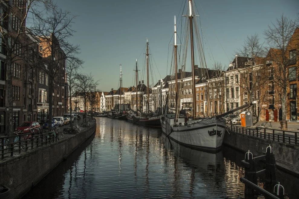 Pemandangan kanal di Groningen.