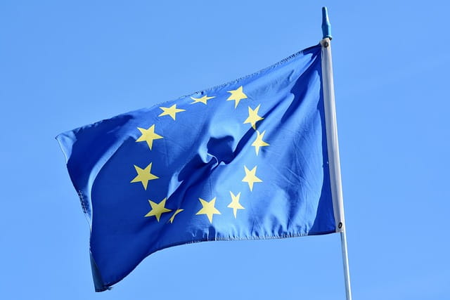 Die europäische Fahne weht im Wind.