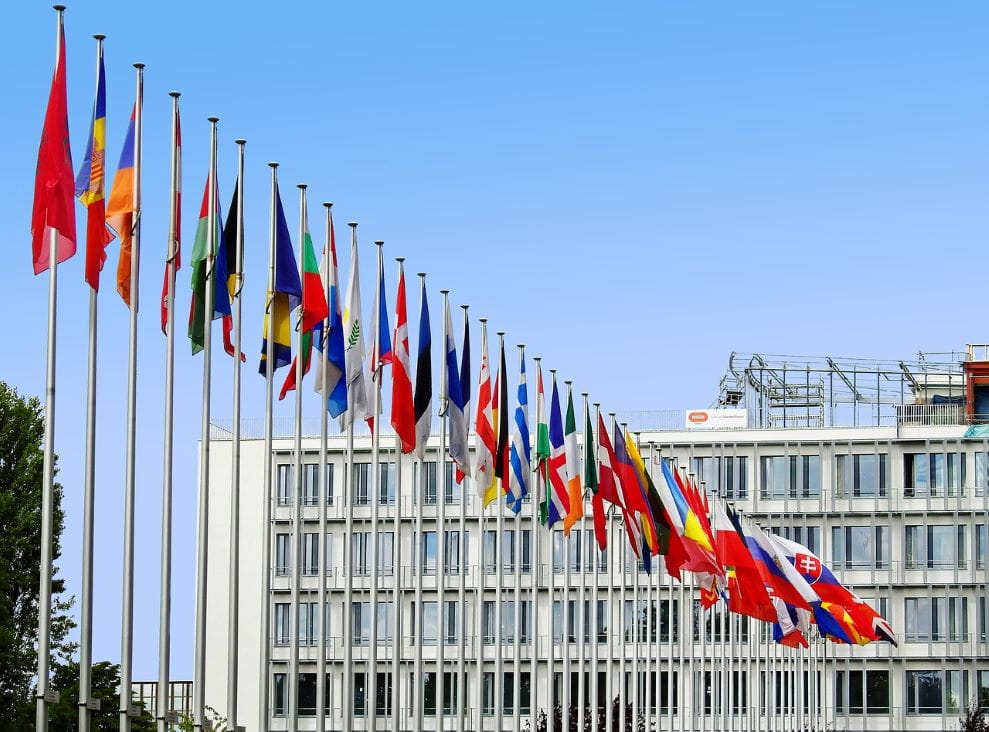 Berbagai bendera nasional berkibar di Strasbourg.