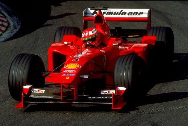 Ein Formel 1-Rennwagen von Ferrari ist auf einer Rennstrecke.