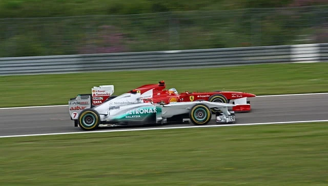 Zwei Formel 1-Rennwagen fahren auf einer Rennstrecke.