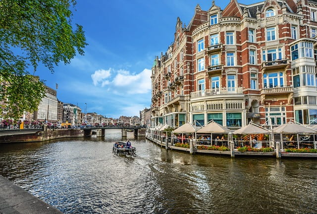 Blick einen Kanal in Amsterdam.