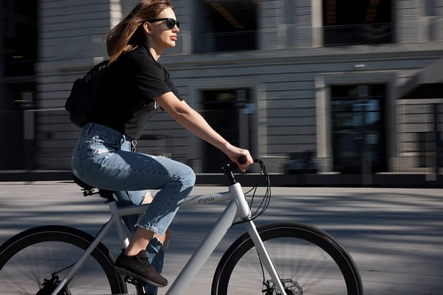 Eine Frau fährt auf einem E-Bike.