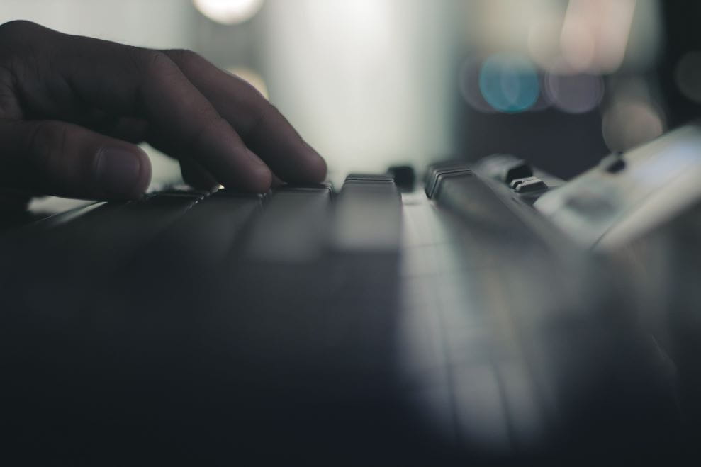 Seseorang sedang mengetik di keyboard.
