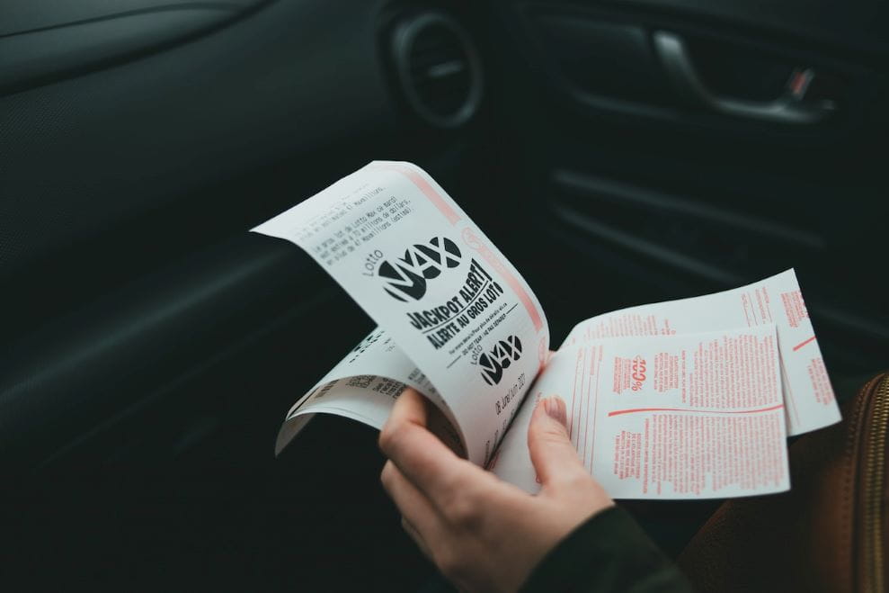 Seseorang memeriksa tiket lotrenya.
