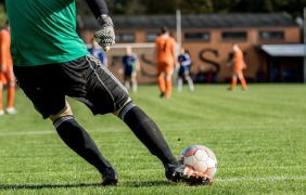 Ein Torwart macht einen Abstoß.