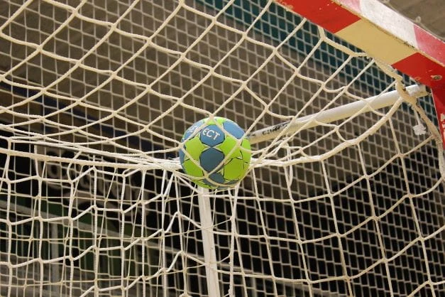 Ein Handball fliegt ins Netz.