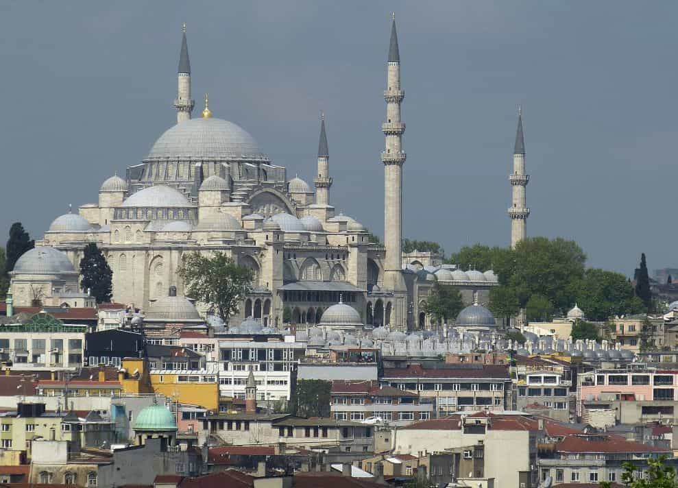 Pemandangan masjid di Istanbul.