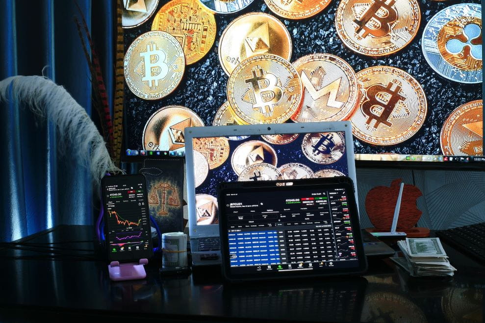 Cryptocurrency diperdagangkan di layar komputer.