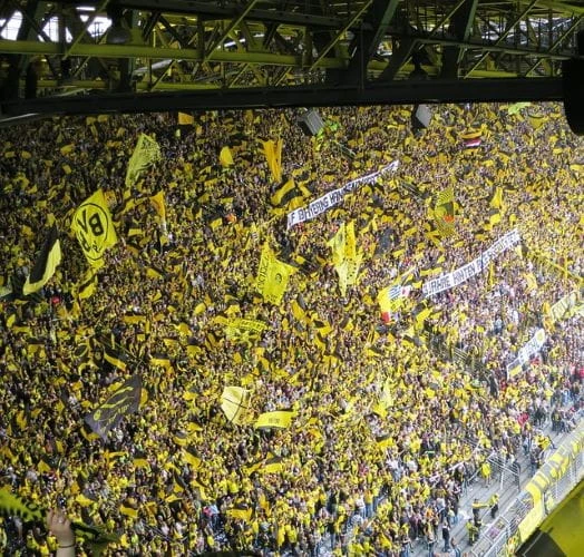 Fans feiern im Dortmunder Stadion.