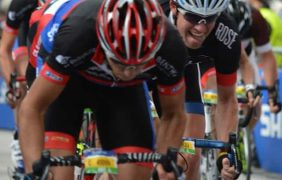 Ein Radrennfahrer fährt.