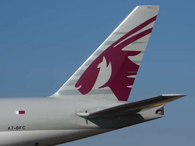 Ein Flugzeug mit dem Logo von Qatar Airways.