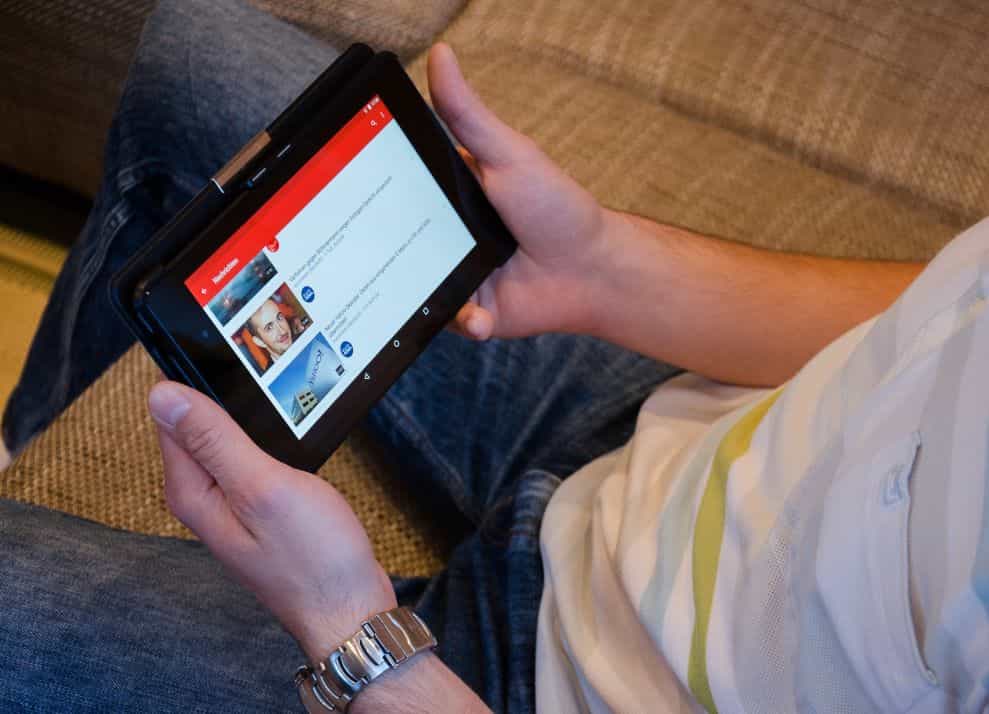 Seseorang melakukan streaming video di YouTube.