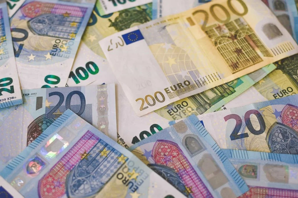 Euroscheine auf einem Haufen