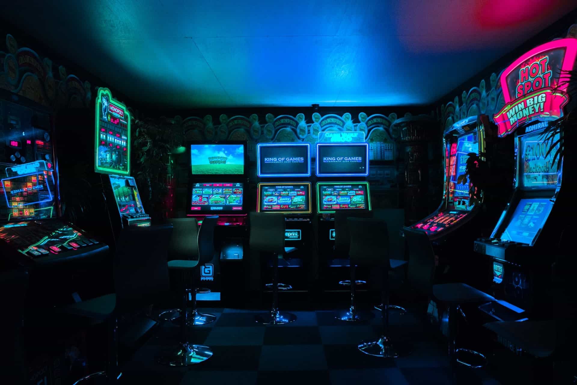 Mehrere Spielautomaten in einem schwach beleuchteten Raum