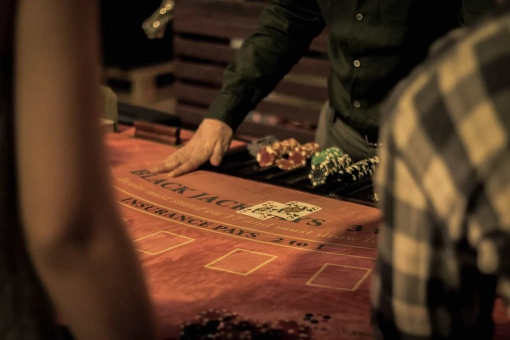 Ein Blackjack-Tisch mit Dealer und Spielern