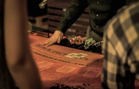 Ein Blackjack-Tisch mit Dealer und Spielern