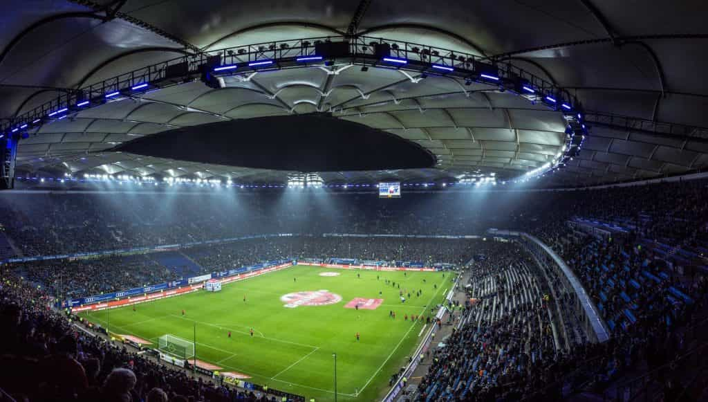 Volksparkstadion in Hamburg während eines Abendspiels