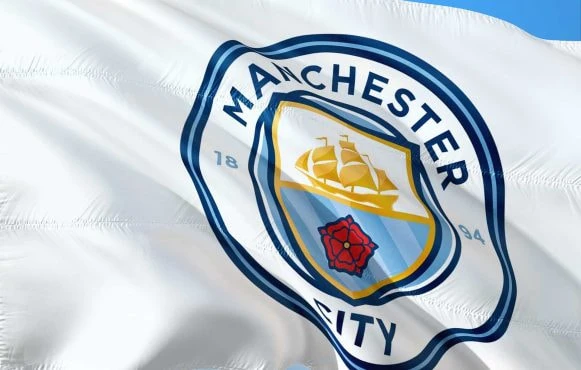 Wehende weiße Flagge mit Logo von Manchester City