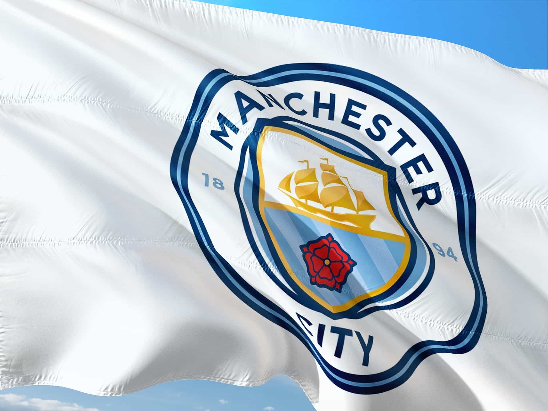 Wehende weiße Flagge mit Logo von Manchester City