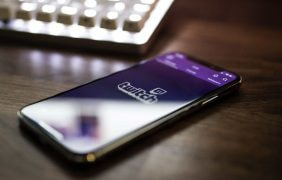 Die Twitch-App wird auf einem Smartphone gestartet