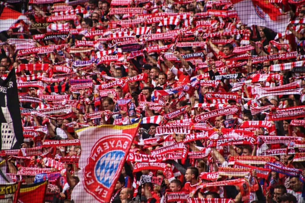 Fans des FC Bayern München auf einer Tribüne der Allianz Arena