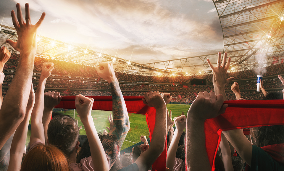 Fans des FC Bayern München auf einer Tribüne der Allianz Arena