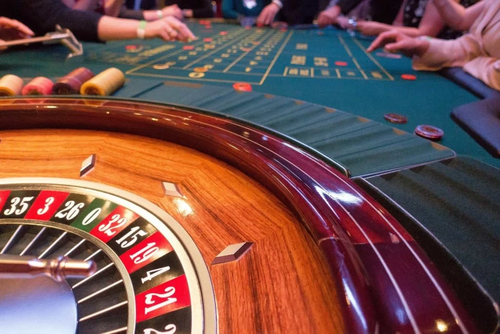 Pengunjung kasino memasang taruhan mereka di meja roulette