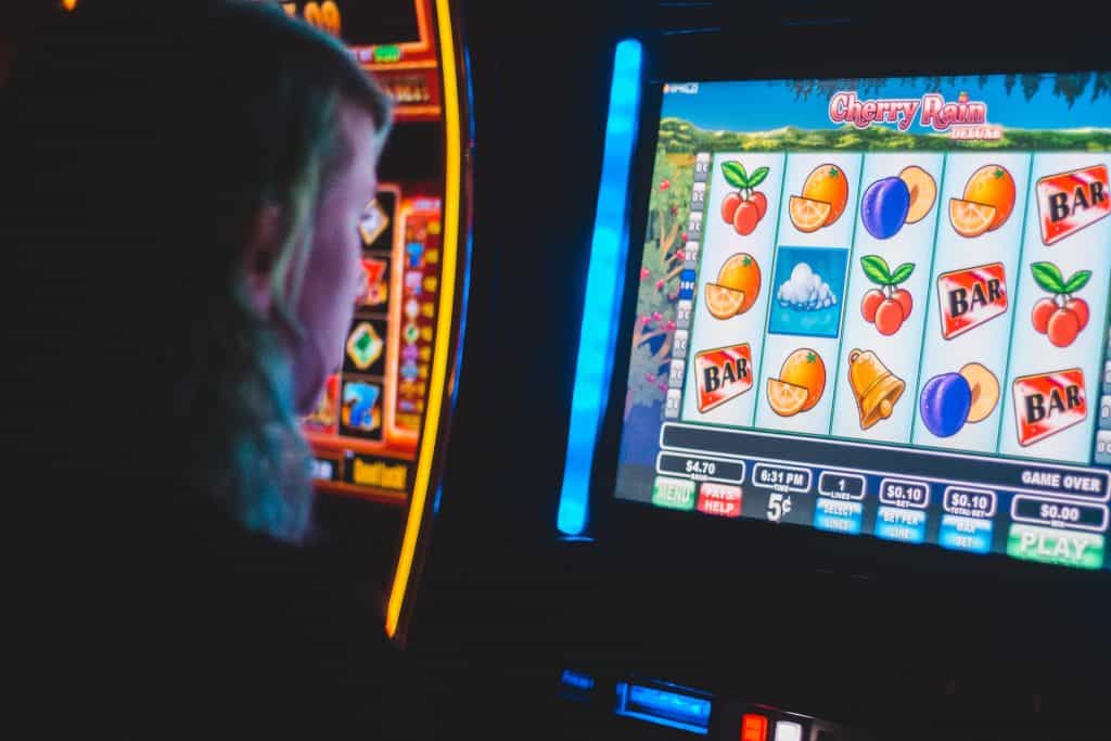 Eine Frau spielt an einer Slot-Machine