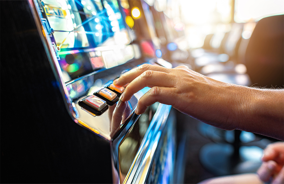 Eine Frau spielt an einer Slot-Machine