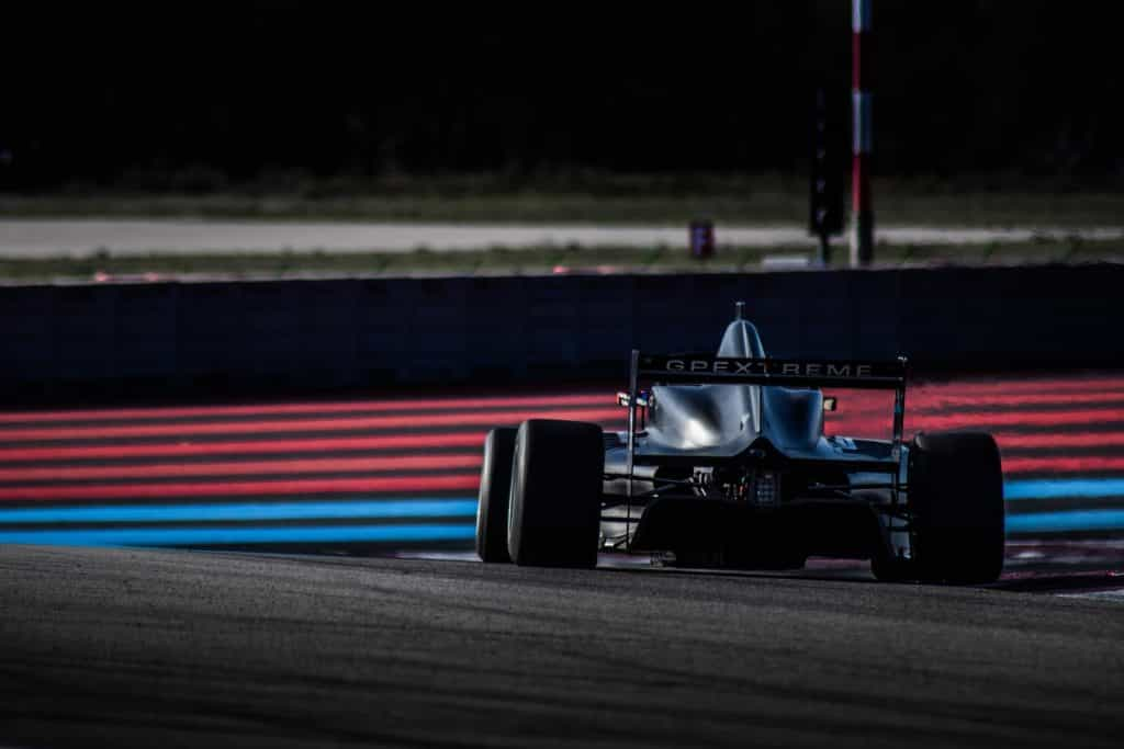 Ein Rennwagen auf dem Circuit Paul Ricard in Frankreich