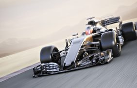 Ein Rennwagen auf dem Circuit Paul Ricard in Frankreich