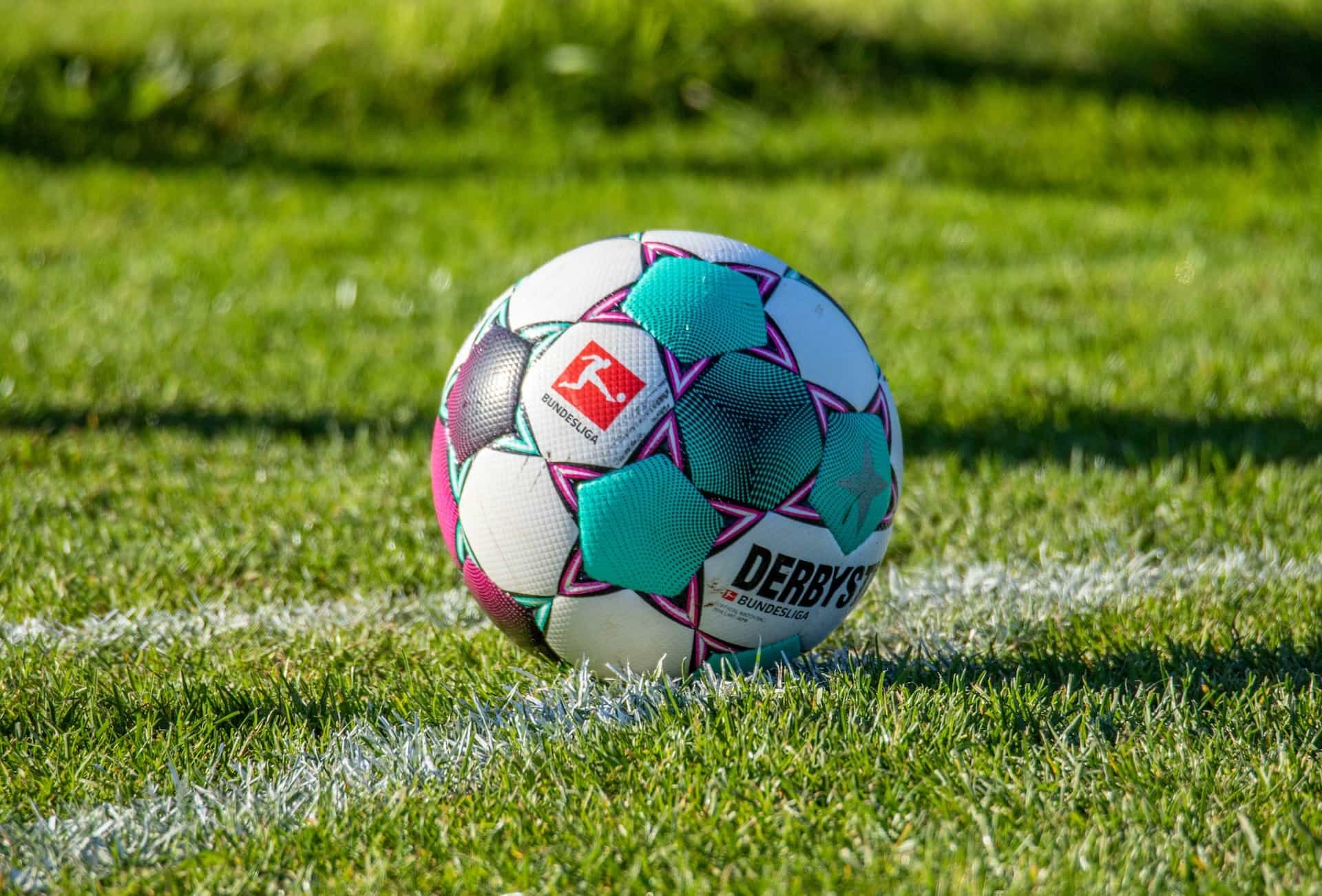 Der offizielle Spielball der Bundesliga liegt auf dem Rasen