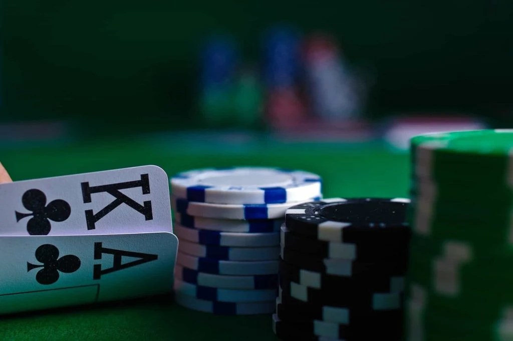 Ass- und König-Spielkarten mit Poker Chips auf grünem Filz