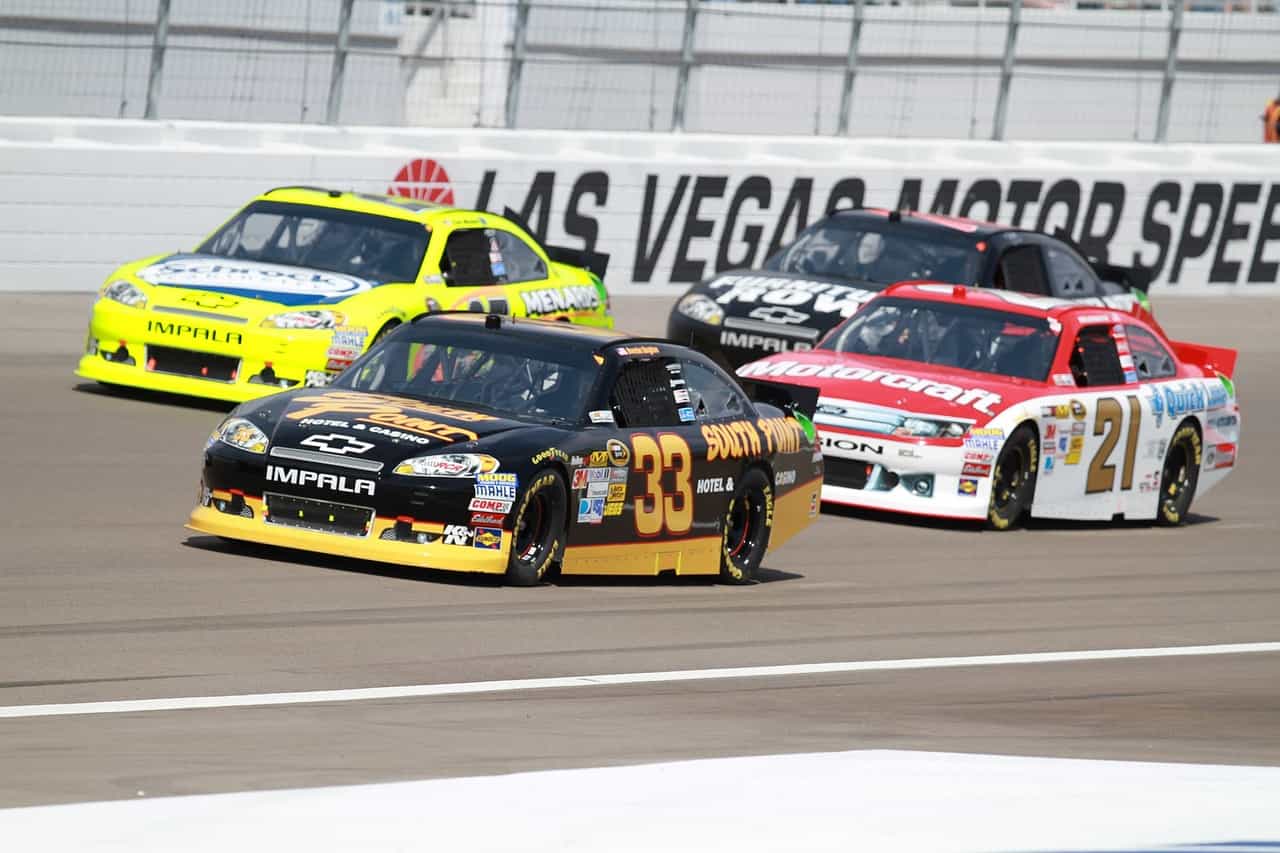 Empat mobil NASCAR di trek balap
