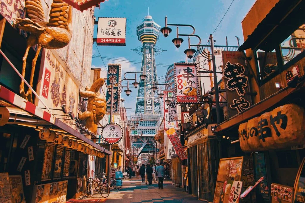 Eine Straße in Osaka mit Blick auf den Tsūtenkaku